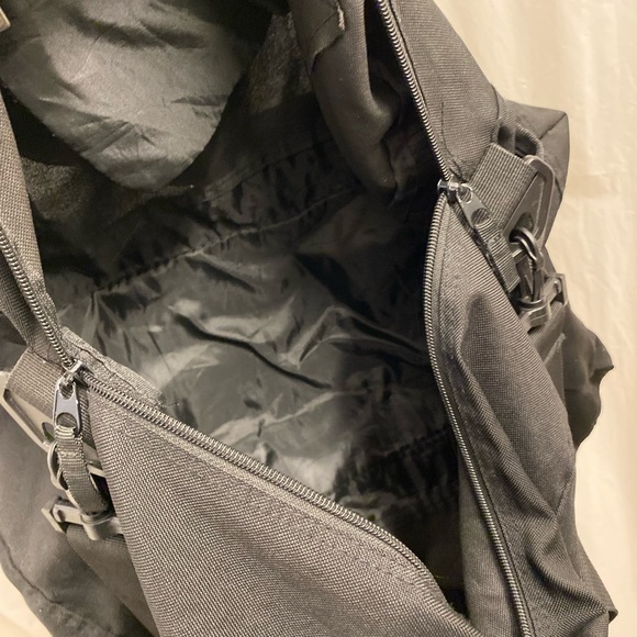 Roots Classic Black Shoulder/Cross Body Duffle Bag - Picture 4 of 9